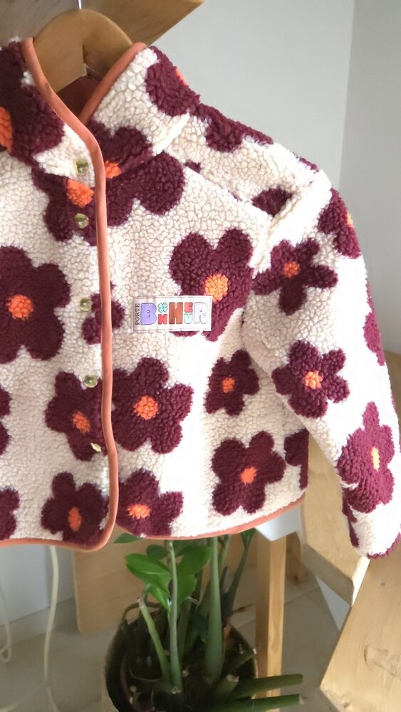 maison-bichette-gilet-enfant-sherpa-fleurs-bordeaux-fait-main-4ans